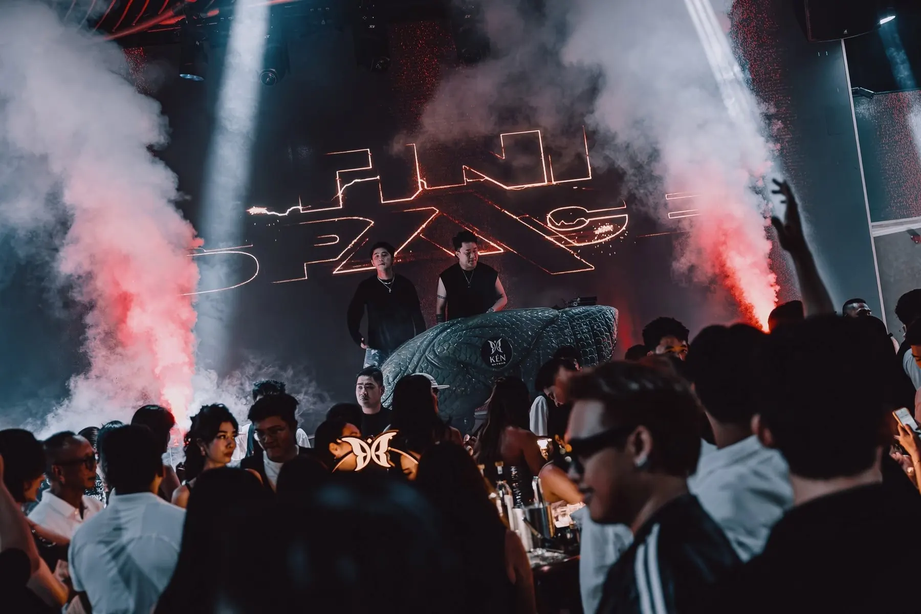 DJ và sân khấu KÉN Skybar