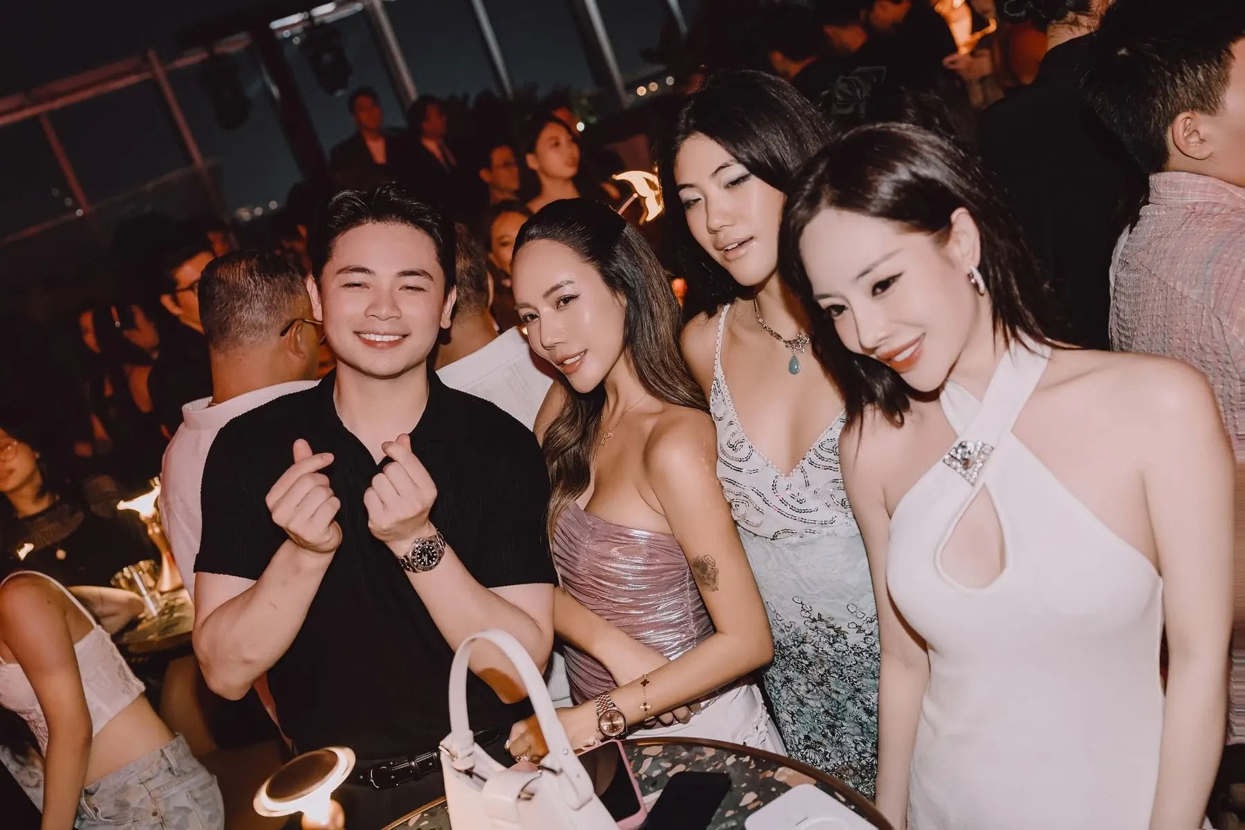 Nhóm khách tại KÉN Skybar