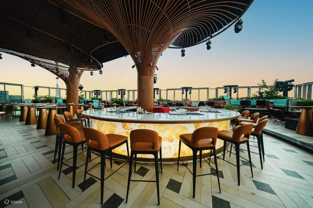 Không gian rooftop KÉN Skybar lúc hoàng hôn